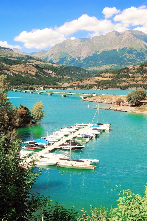 The reservoir of Serre-Ponçon allows the use of a leisure base popular with holidaymakers.